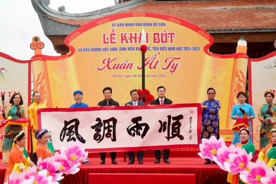 Khai bút Xuân Ất Tỵ tại tháp Tường Long