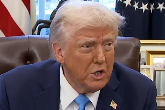 Tổng thống Trump thu hồi quyền tiếp cận thông tin mật của ông Biden