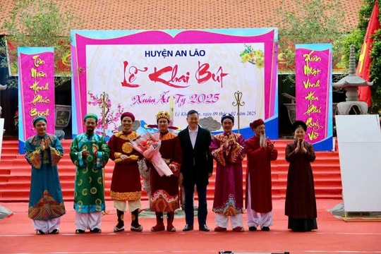 Khai bút Xuân Ất Tỵ tại đền thờ Lê Khắc Cẩn