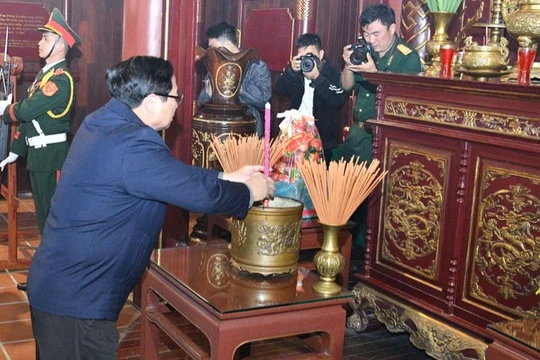 Thủ tướng Phạm Minh Chính dâng hương, dâng hoa tại Khu lưu niệm Thủ tướng Phạm Văn Đồng