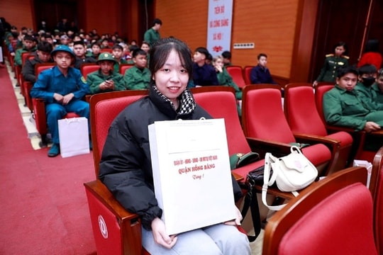 Nữ thanh niên, anh em song sinh và nhiều sinh viên tình nguyện nhập ngũ