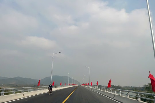 Người dân phấn khởi khi qua sông Mã trên tuyến đường hơn 1.400 tỷ đồng