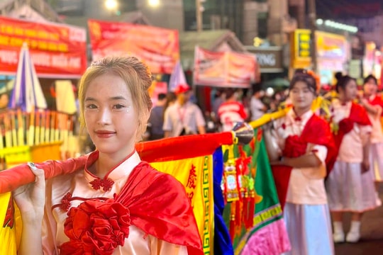 Du khách nô nức chờ Lễ rước kiệu Bà Thiên Hậu Thánh Mẫu