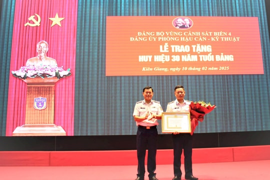 Đảng bộ Vùng Cảnh sát biển 4 trao tặng Huy hiệu 30 năm tuổi Đảng