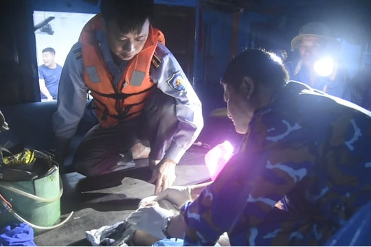 Tàu của Vùng 3 Hải quân kịp thời cấp cứu ngư dân bị tai nạn trên biển