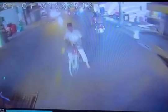 Người đàn ông đi xe đạp chặn, đập xe buýt ở TP.HCM