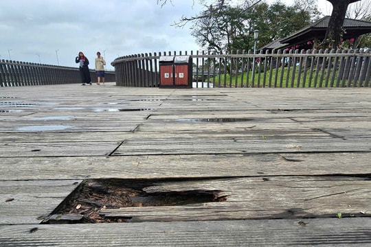 Cầu đi bộ gỗ lim xuống cấp gây nguy hiểm cho người dân