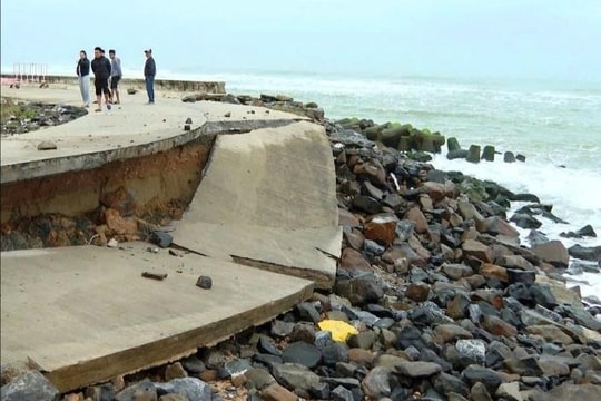 Quảng Ngãi chỉ đạo khắc phục tình trạng sạt lở bờ biển