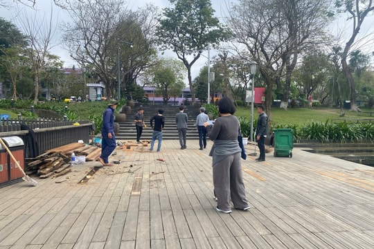Cầu đi bộ gỗ lim Huế đang được sửa chữa sau phản ánh của báo chí