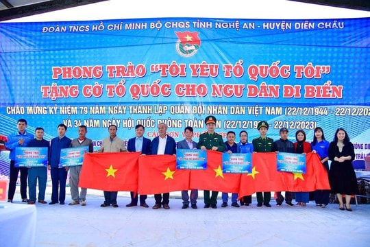 Trao cờ Tổ quốc - thắp sáng biển đảo