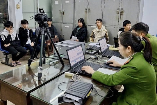 Làm việc xuyên đêm, không ngày nghỉ để cấp căn cước cho người dân