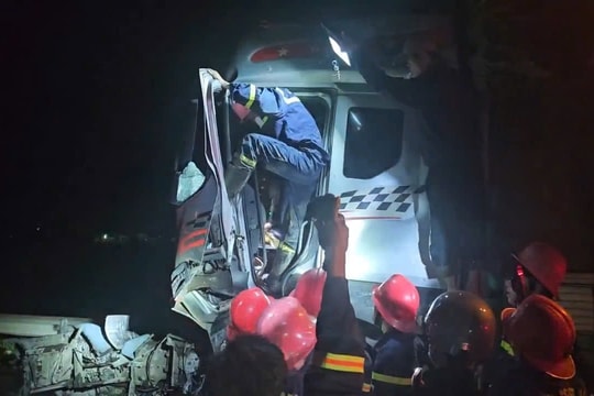 Cảnh sát phá cửa cứu tài xế trong vụ tai nạn liên hoàn tại Bình Định