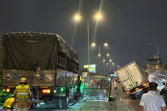 Xe tải mất lái gây tai nạn liên hoàn, 2 tài xế được đưa đi cấp cứu
