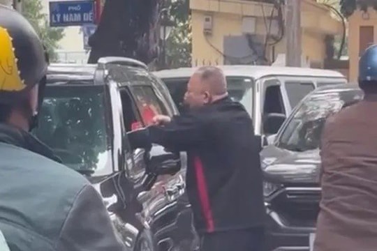 Hà Nội: Đấm tài xế vì "di chuyển chậm" qua cửa rạp cưới