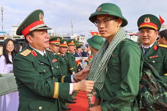 Hàng ngàn tân binh Khánh Hòa, Phú Yên, Bình Định lên đường nhập ngũ
