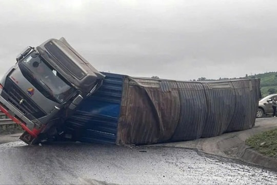 Lật xe đầu kéo, đường lên Cửa khẩu quốc tế La Lay bị ùn tắc