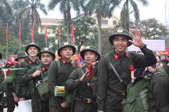 Hàng ngàn thanh niên ưu tú của Huế hăng hái lên đường bảo vệ Tổ quốc