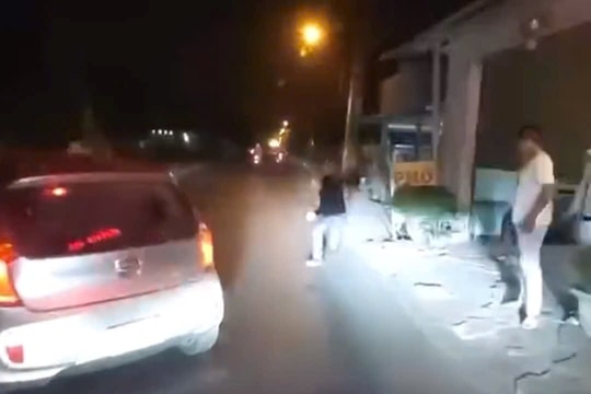 Người đàn ông táo tợn ném đá vỡ kính ô tô ở TP.HCM