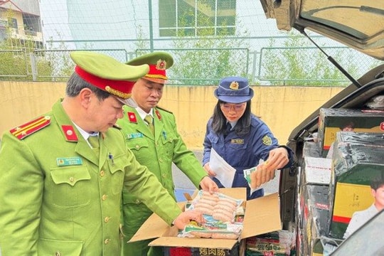 Thu giữ 2,4 tấn xúc xích không rõ nguồn gốc