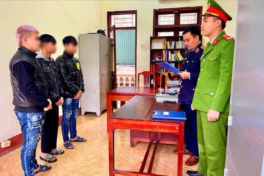 Khởi tố 3 đối tượng lừa bán điện thoại qua mạng chiếm đoạt tiền