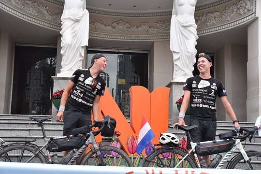 Gặp hai người Hà Lan đạp xe 343 ngày, qua 24 quốc gia để đến TP.HCM