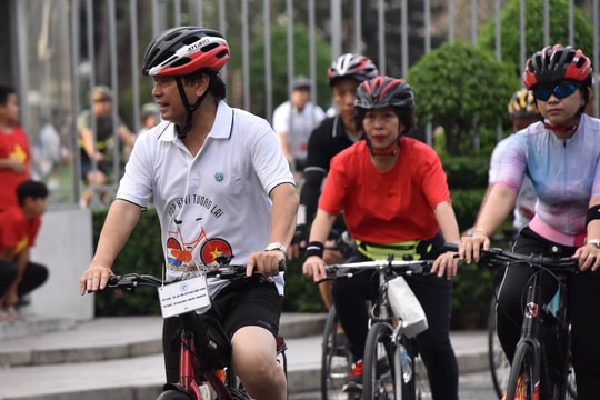 Hàng trăm người Việt Nam, Hà Lan đạp xe diễu hành ở TP HCM