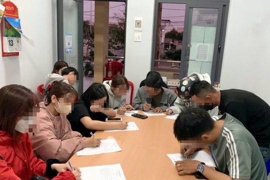 Công an mời nhiều bạn trẻ viết cam kết khi đu trend "Đại Lý"