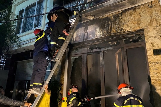 Hải Phòng: Giải cứu 4 người trong vụ hỏa hoạn