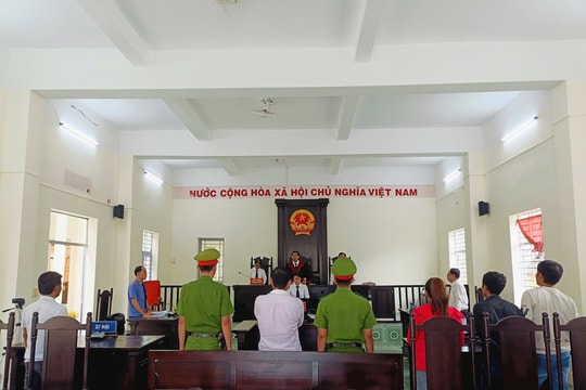 Dùng gậy tre đánh người vì bạn gái bị xúc phạm