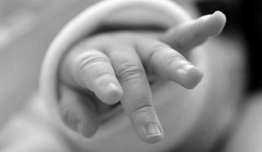 Điều tra vụ bé gái 5 tháng tuổi tử vong khi gửi qua đêm ở điểm trông trẻ "tại gia"