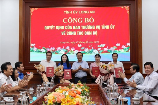 Long An: Công bố quyết định về công tác cán bộ