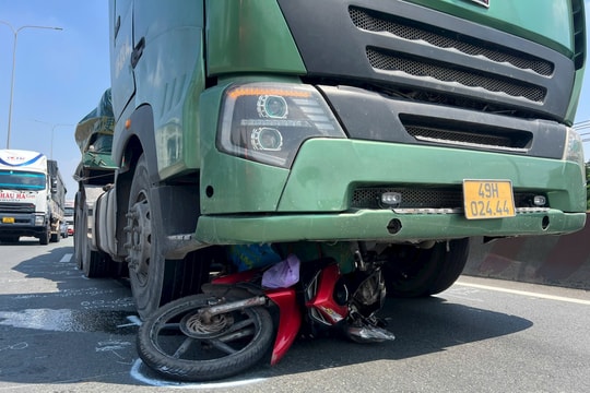 TP.HCM: Xe máy lọt vào gầm xe đầu kéo rồi bị kéo lê 15m trên đường