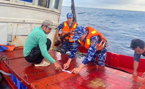 Bắt giữ tàu vận chuyển trái phép khoảng 30 ngàn lít dầu DO