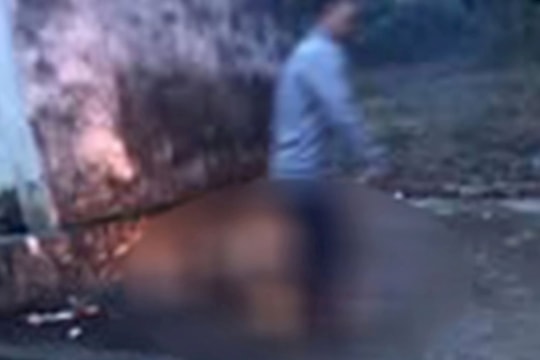 Kinh hoàng người phụ nữ dùng xăng tự thiêu