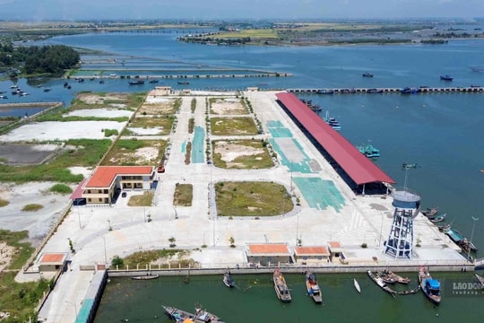 Nhanh chóng khắc phục hư hỏng tại cảng cá Thuận An bị lún, nứt