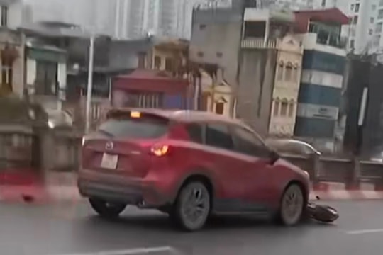 Sau va chạm, ô tô kéo lê xe máy nhiều km