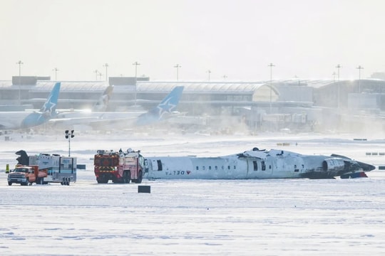 Điều gì giúp 80 người trên chiếc máy bay lật ngửa khi hạ cánh thoát chết