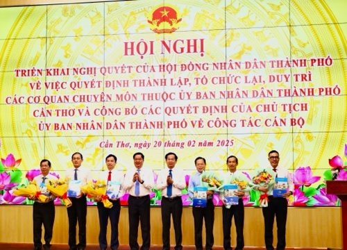 TP Cần Thơ: Công bố 39 quyết định về công tác cán bộ