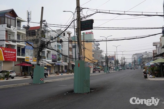 Dự án hàng ngàn tỷ ở TP.HCM bị bao phủ bởi cột điện, lô cốt