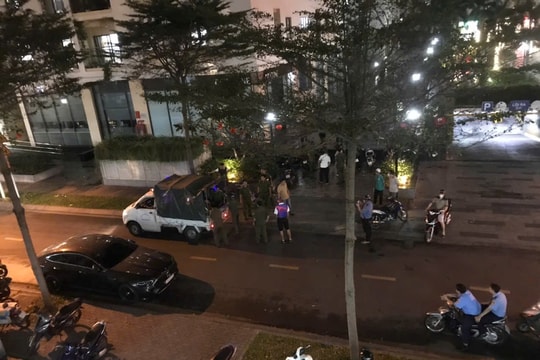 Thanh niên rơi lầu cao xuống đất, người không mặc quần áo