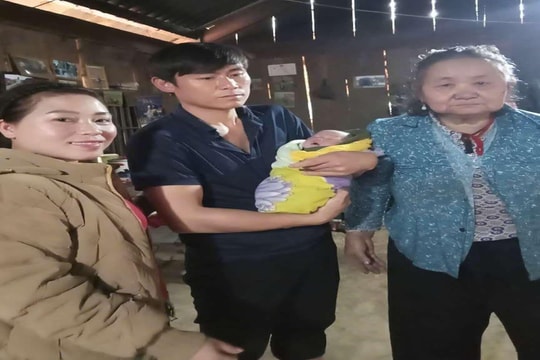 Phút sinh tử trên đường núi- Khi bốn cô giáo thành bà đỡ