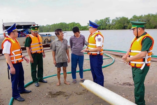 Bắt giữ tàu vận chuyển cát trái phép