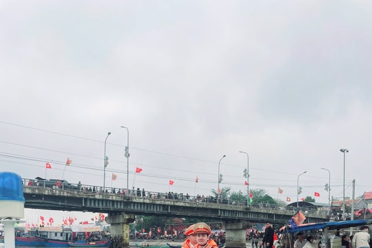 Nghệ An: Cảnh sát giao thông đường thủy ra quân bảo đảm an toàn cho lễ hội đua thuyền