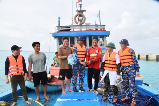 Đảo Sơn Ca hỗ trợ tàu cá bị hỏng máy tại quần đảo Trường Sa