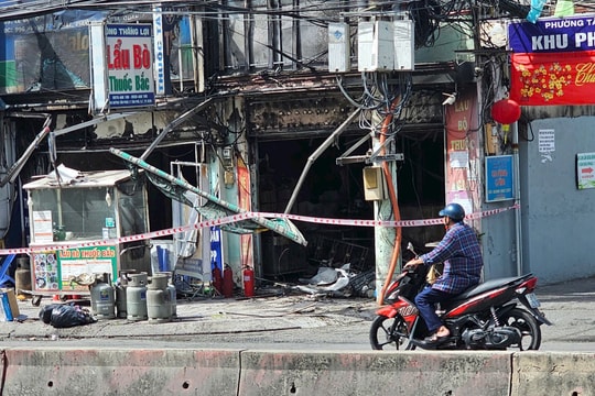 Cháy quán lẩu rồi lan sang tiệm thuốc tây ở TP.HCM