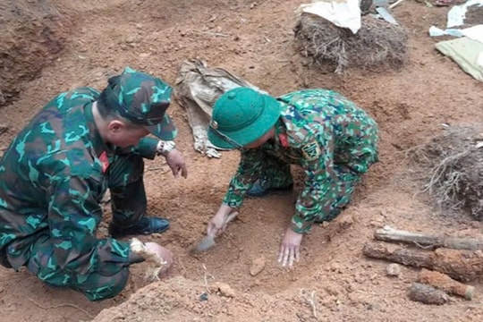Phát hiện nhiều vật liệu nổ trong khi tìm kiếm hài cốt liệt sĩ