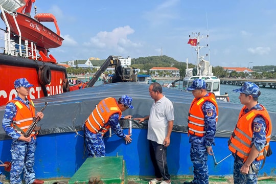 Bắt giữ xà lan vận chuyển trái phép hơn 100 tấn phân đạm URE trên biển