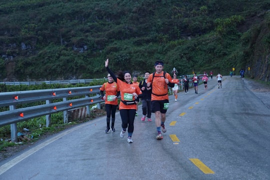 Hoa hậu Nông Thúy Hằng cùng hơn 2.000 VĐV dự giải Marathon quốc tế