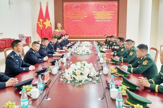 Hội đàm giữa Trạm kiểm tra Biên phòng xuất, nhập cảnh Phòng Thành và Đồn Biên phòng cửa khẩu cảng Vạn Gia