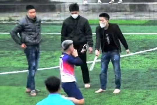 Xác minh vụ nhóm thanh niên mang hung khí vào sân bóng đe dọa một cầu thủ, ép quỳ xin lỗi